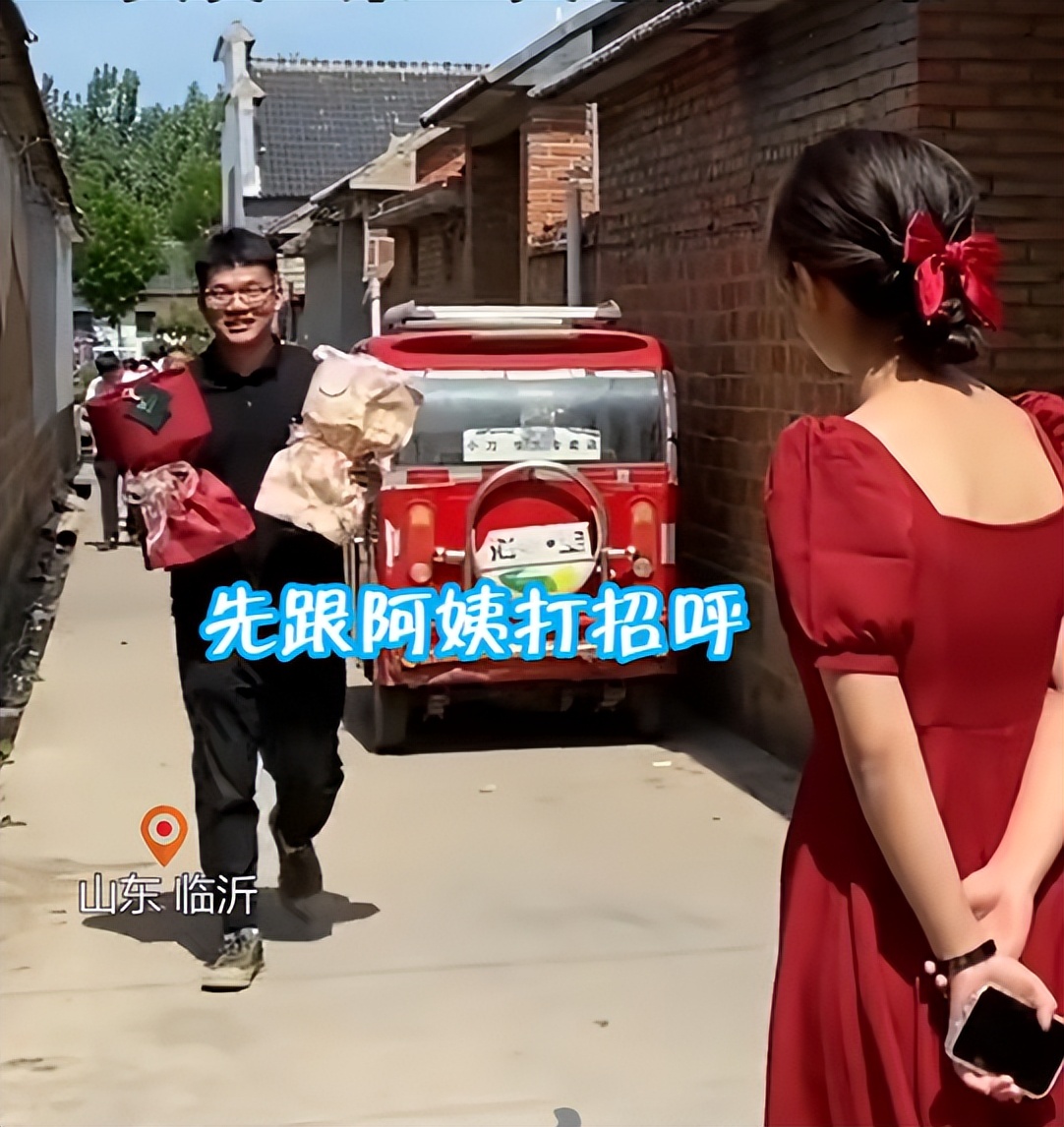 山东小伙订婚两束花献给女友妈妈,苏州男子订婚第一束花送丈母娘