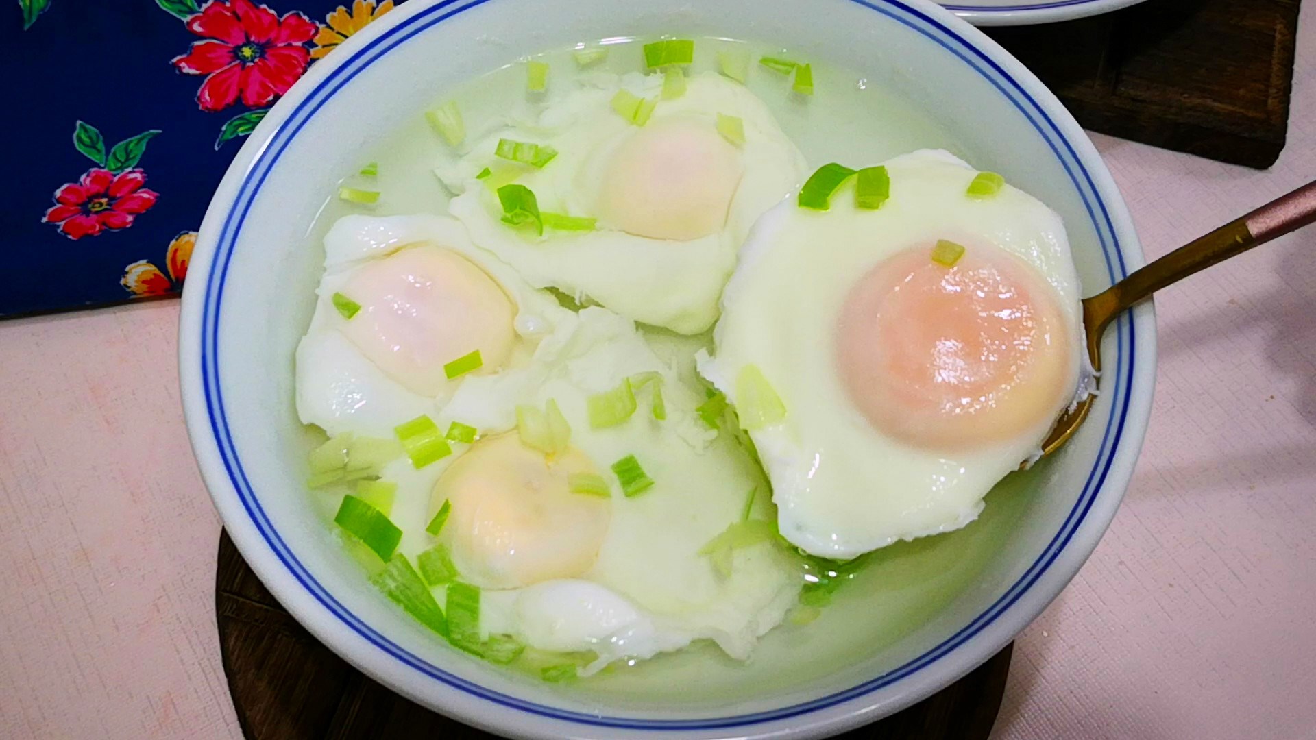荷包蛋加水不散花的正确做法,水煮荷包蛋不散花的做法