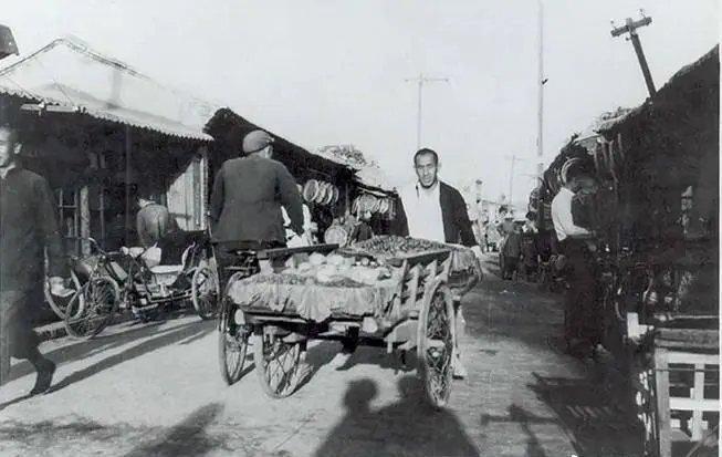 高清老照片：旗人格格大腿岔开豪放洗衣，地主三妻四妾不输女明星