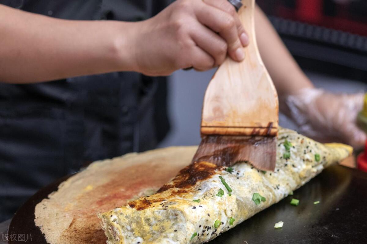 煎饼果子肉夹馍里脊饼哪个简单,一个肉夹馍一个煎饼果子