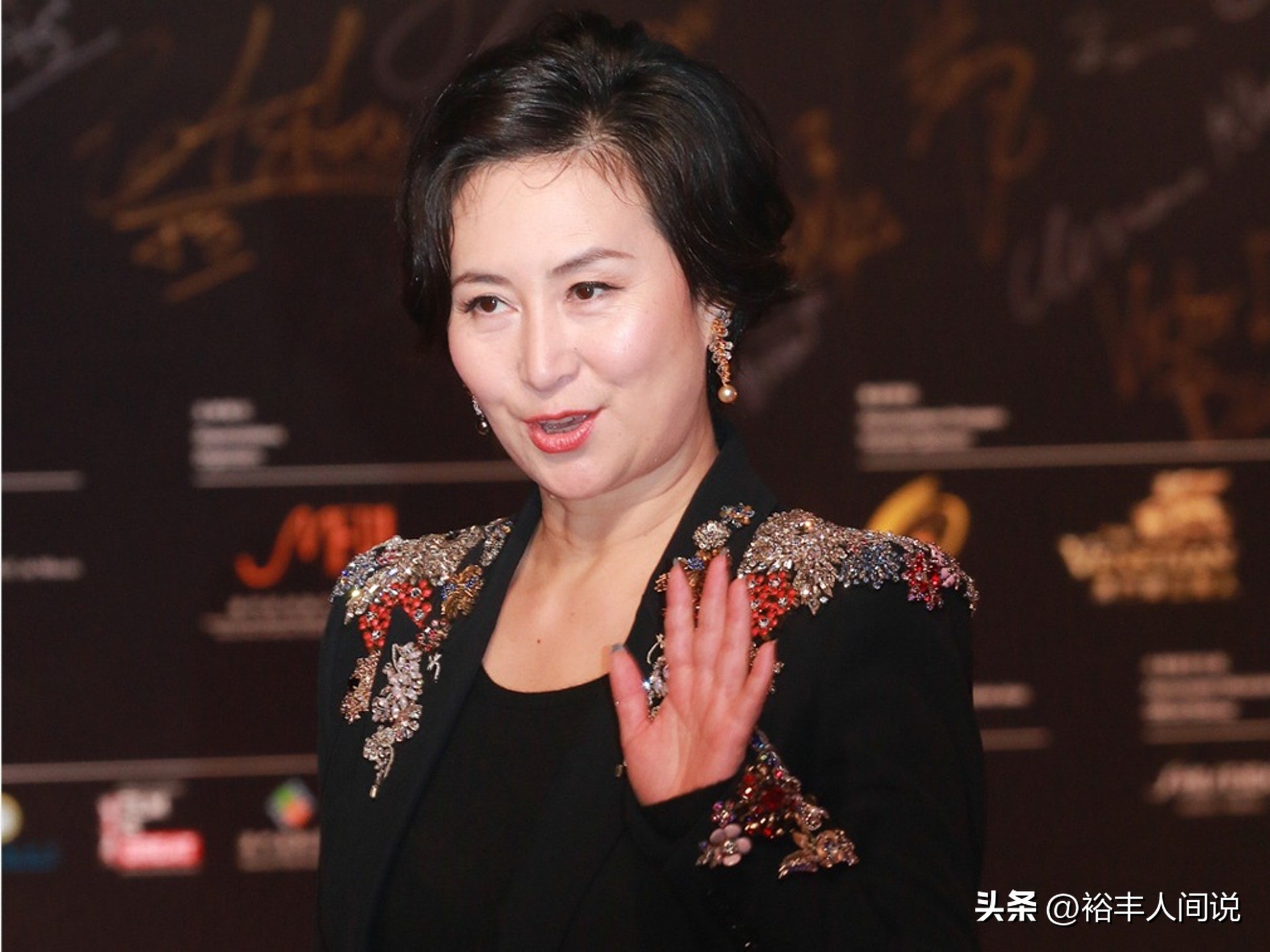 六张赌牌七人争夺,六张赌牌分别在谁的手里