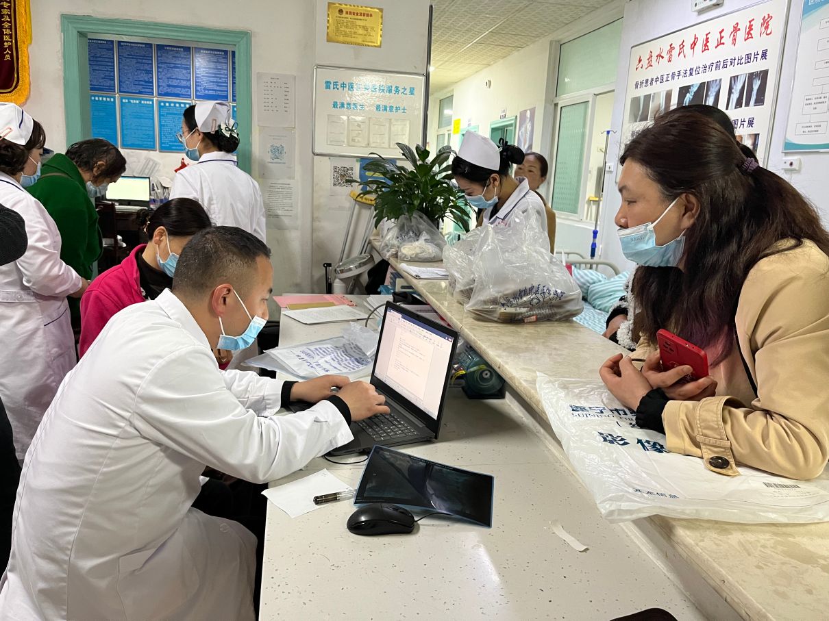 只因搭错车来到六盘水他用正骨疗法造福患者