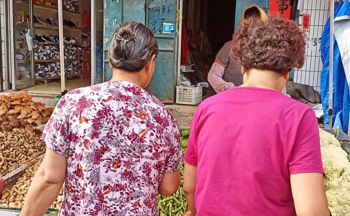 我退休金5000，给儿媳5000，五一帮他们收了件快递，决定不再给钱