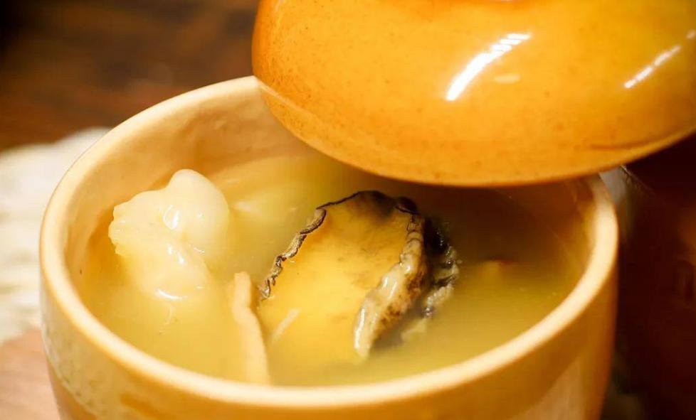 40位同学三亚聚会，游轮上摆宴席，20道贵菜10瓶茅台，账单50万