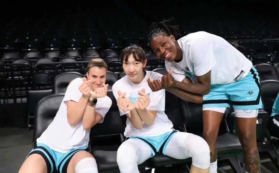 涓浗濂崇椤跺嘲鐩歌,濂崇椤跺嘲鏃舵湡