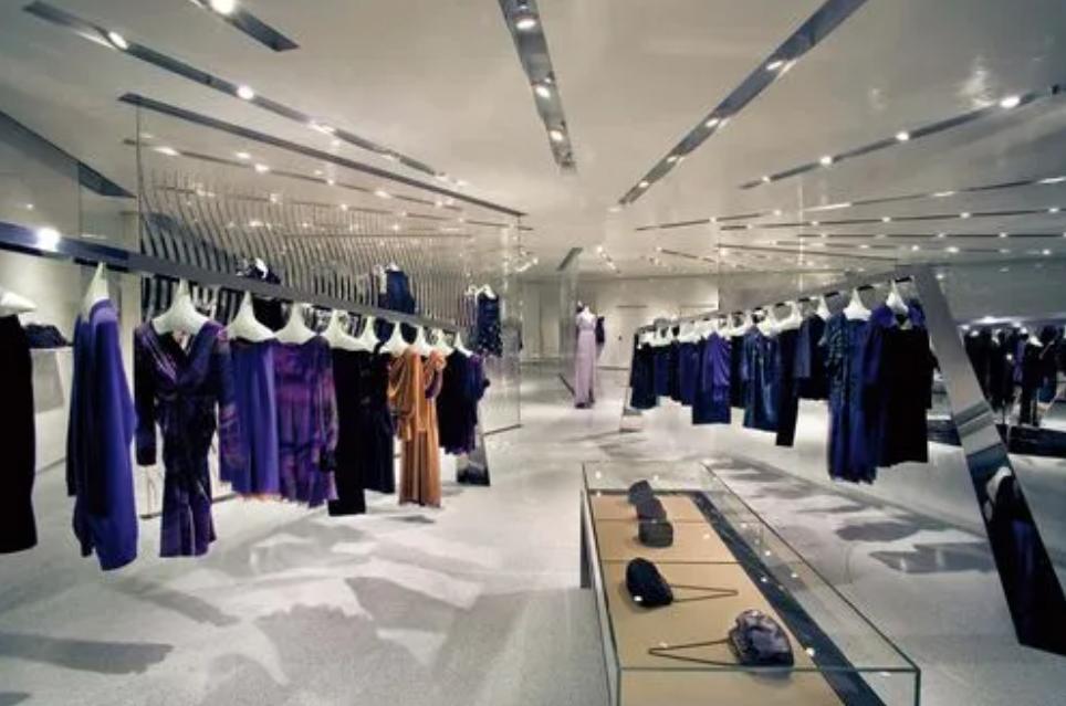 女子在银行存了1500万两年后取出,女子5万存银行10年后取出100万