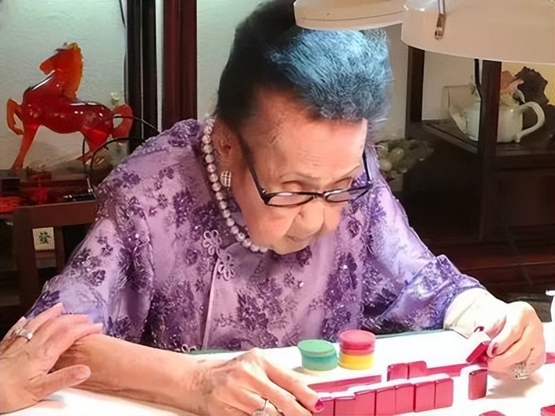 华人富豪捐了300亿给美国,爱国人士捐款一千万