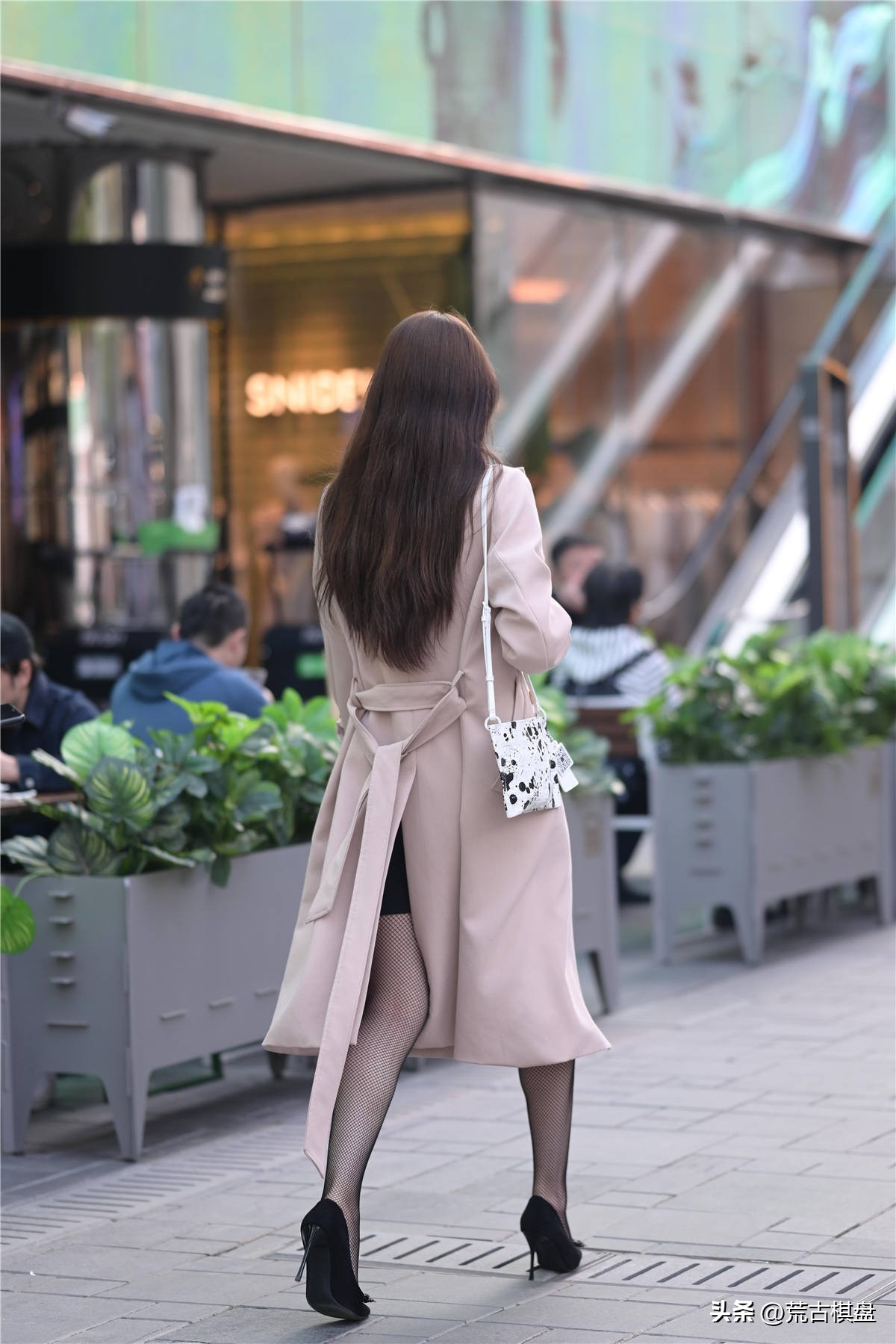 有鞋带白色尖头单鞋的搭配,尖头交叉细跟单鞋