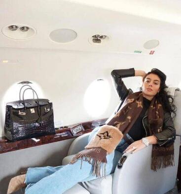 从柜姐到亿万富豪,从一名柜姐慢慢成为名模的由来