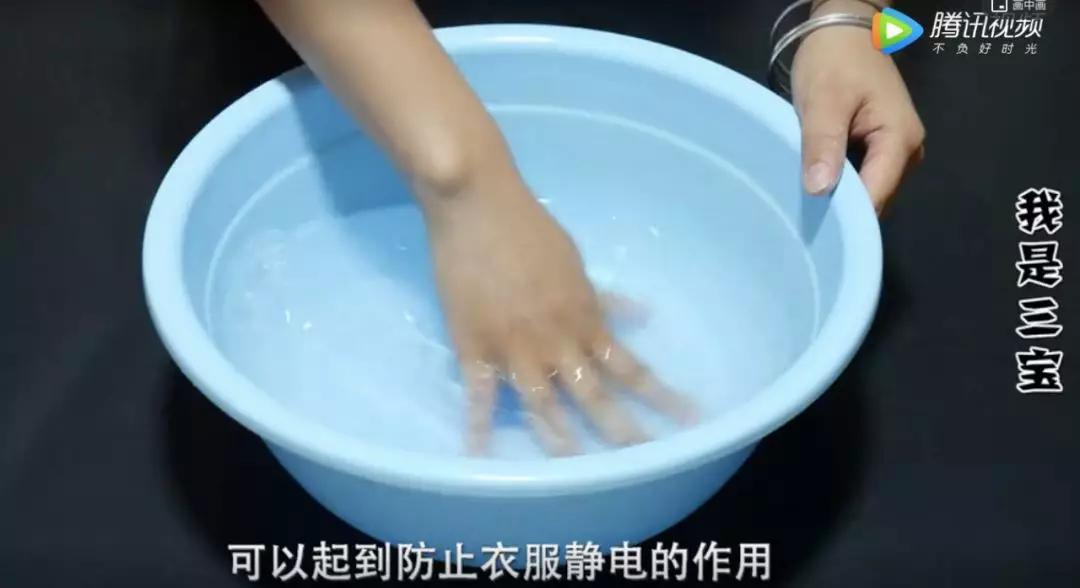 怎么洗发黄的羽绒衫,白色羽绒服洗了会发黄怎么回事