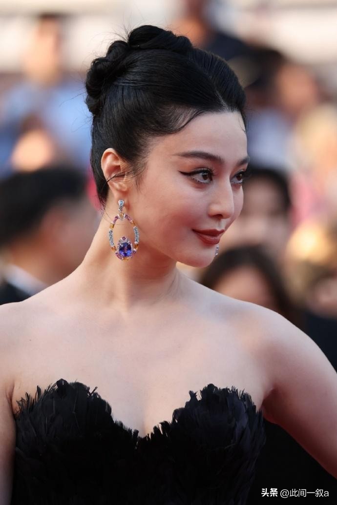 “大秀*光春**”还不害臊，深V露背都不遮掩，这群女明星全员养眼！