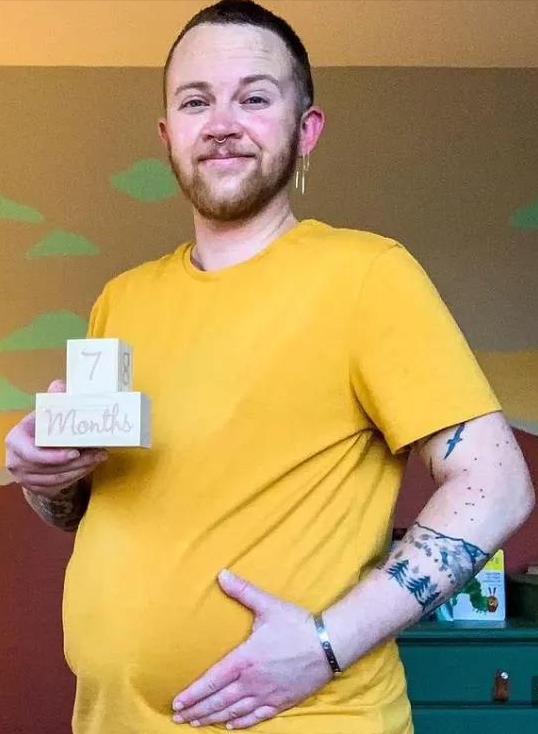 27岁美国男子意外生下一个小孩,世界首例男子成功怀孕