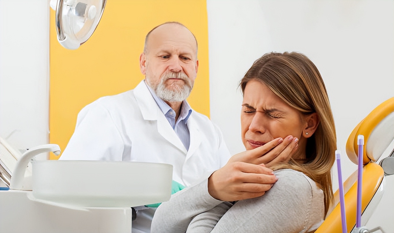 拔完牙五天嘴里臭臭的血腥味,拔完牙后吞咽口水臭臭的