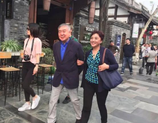 师胜杰追悼会女儿捧父亲遗像视频,师胜杰妻子宋艳现状