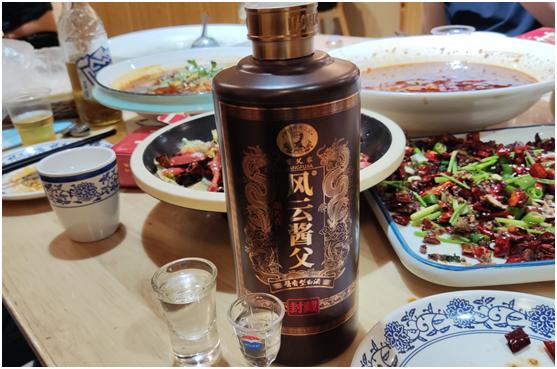 茅台酒瓶子上的针孔是真的吗,假茅台酒瓶里珠子晃动了怎么回事