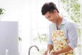 月薪8000男保姆,男保姆一年工资多少