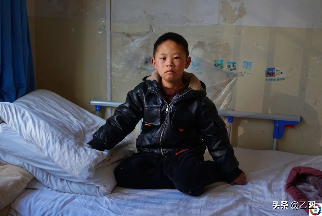 孙子发狂砍断爷爷的手筋，爷爷流泪倾诉：只要孙子能好要命都可以