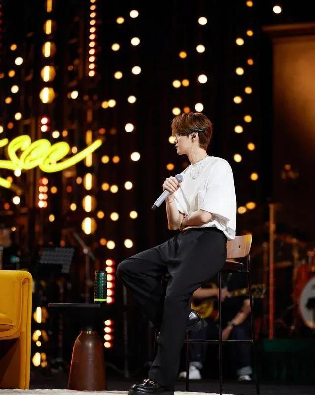 鹿晗线上音乐会回放,鹿晗燃爆全场