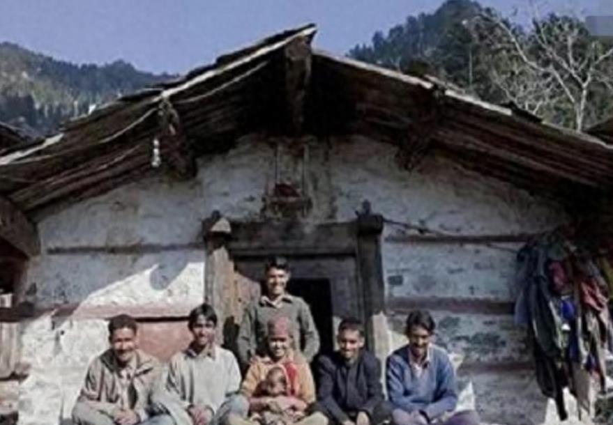 五兄弟娶了一个老婆,五胞胎兄弟娶5胞胎姐妹现在近况