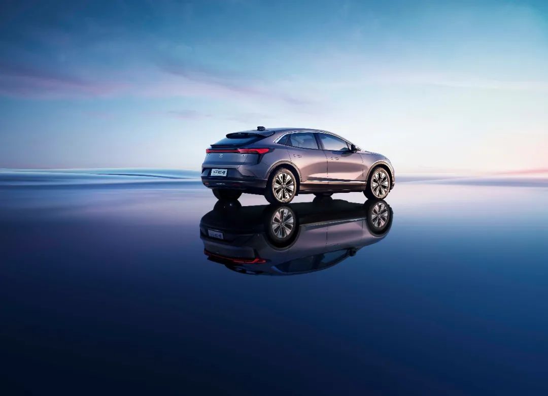 颜值和配置真的能打，别克E4纯电轿跑SUV上市