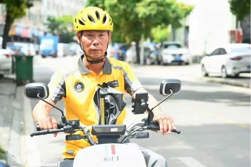 外卖小哥暴雨中拯救电动车,外卖小哥暴雨中救电动车看哭了