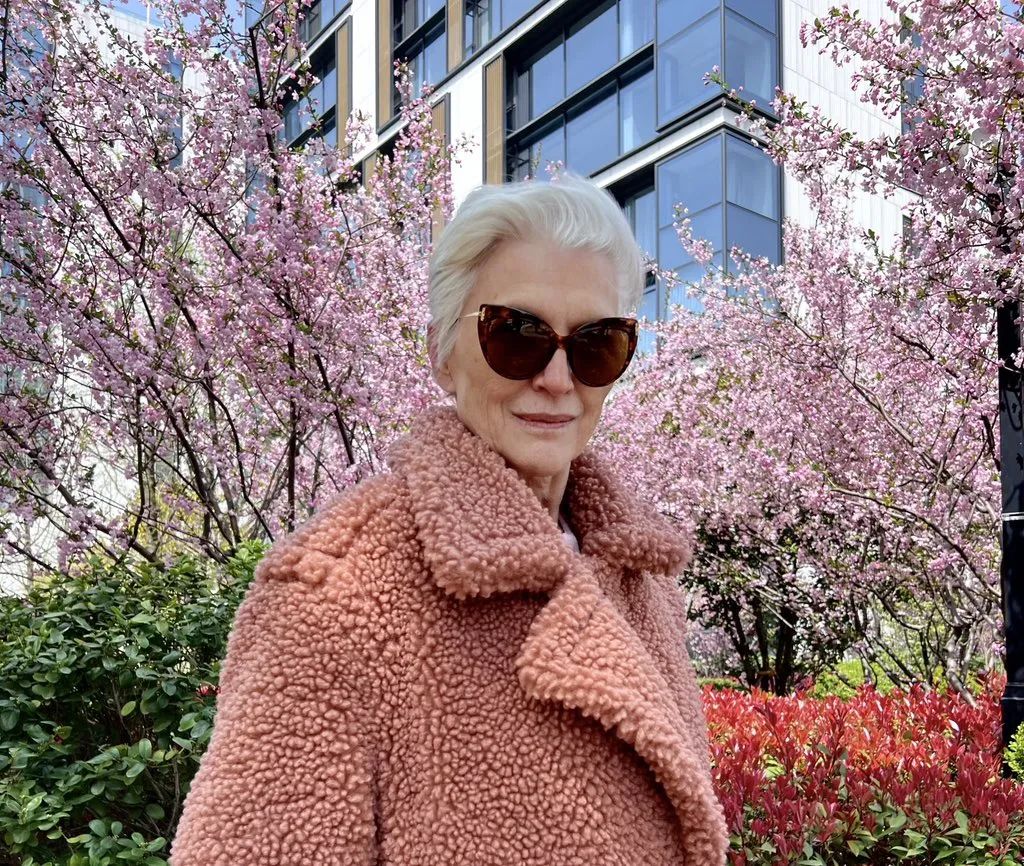 74岁马斯克妈妈来中国,穿国货超惊艳!为什么她越老越飒?