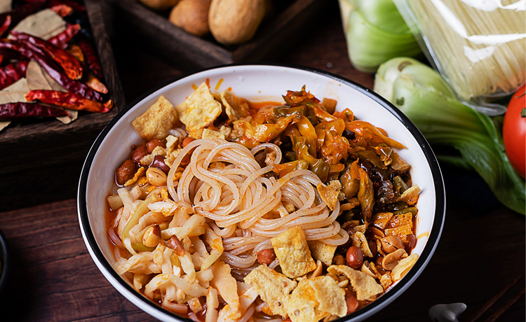 螺蛳粉卤菜卤好怎么摆设,螺蛳粉卤菜原材料装车视频