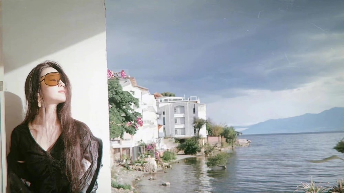 刘亦菲穿lv大衣走机场,刘亦菲一字带围巾