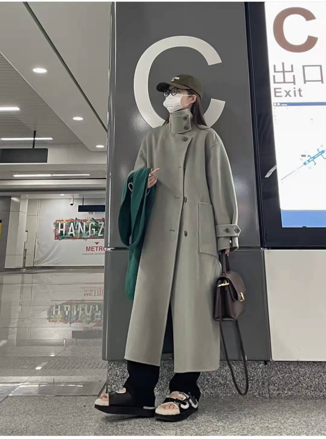 女式大衣什么颜色好看,黑色大衣配什么颜色围巾好看