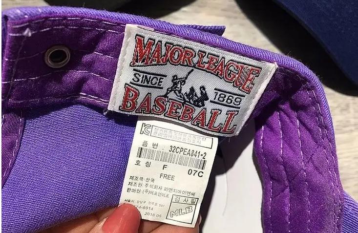 买来帽子上面的小标签有卖的吗,买回来帽子需要清洗吗