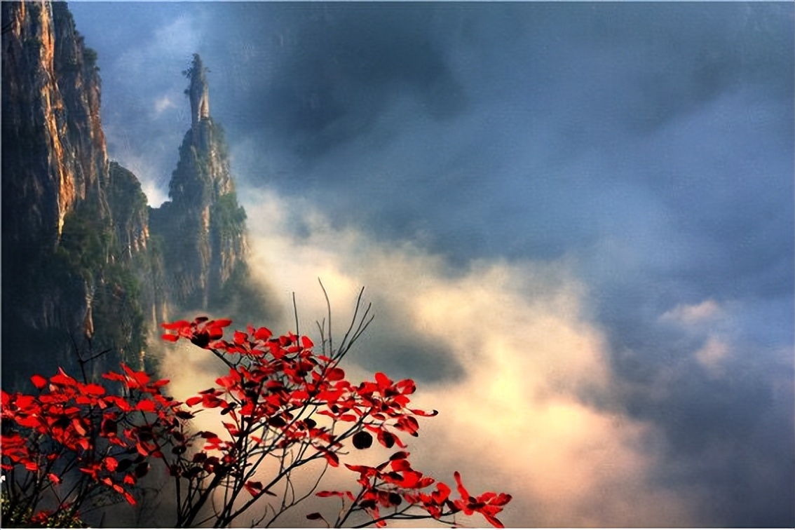 今宵无月彤云天，情燃红菱峰