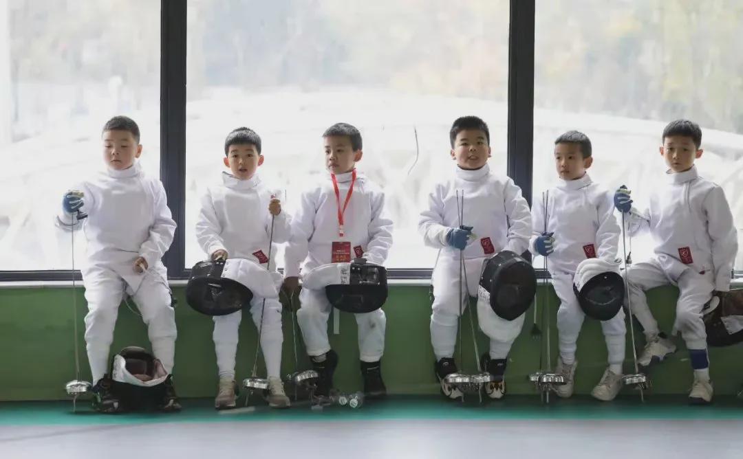 拿奖到手软的学生,拿奖状拿到手软