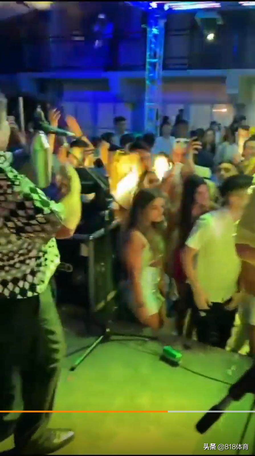 笑喷!梅西荧光绿参加派对搂爱妻跳舞,梅老板老年迪斯科安妞带不动