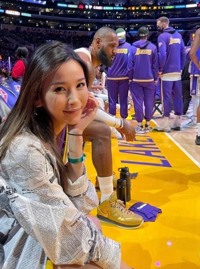 又一位华人美女球迷火了！颜值身材非常出众，湖蜜金兜兜略逊一筹