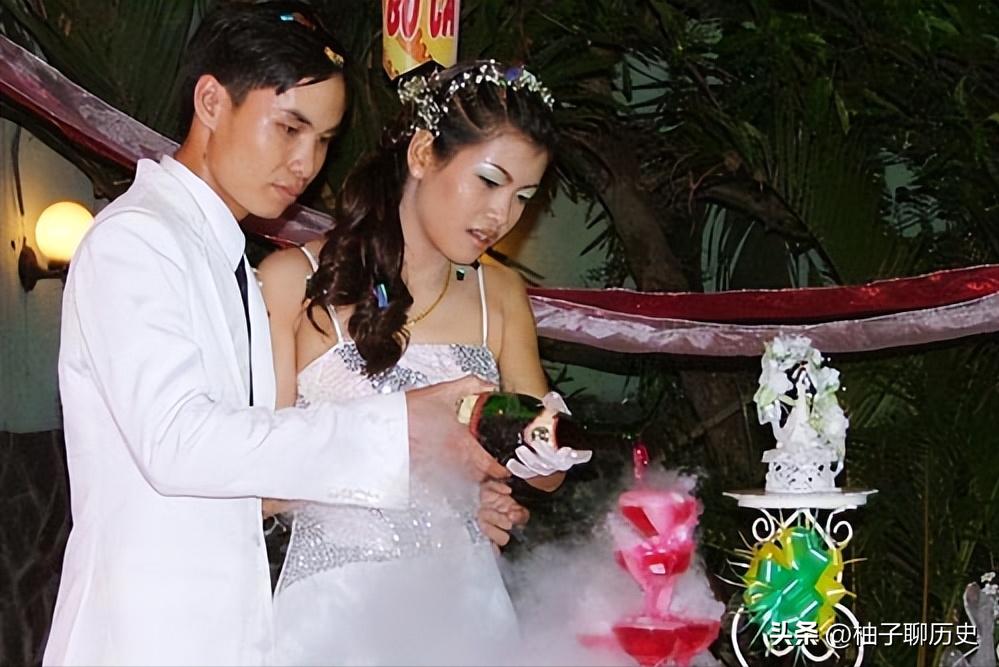 90后越南女孩从小父母离异，二婚嫁到中国云南农村，坚强独自带娃