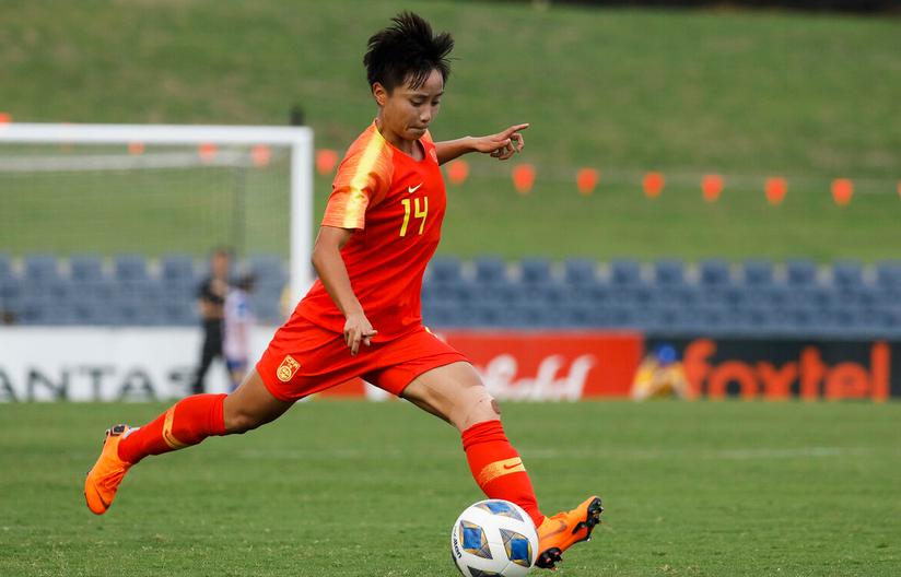 女足4-3张琳艳创造历史,中国女足19号张琳艳头球
