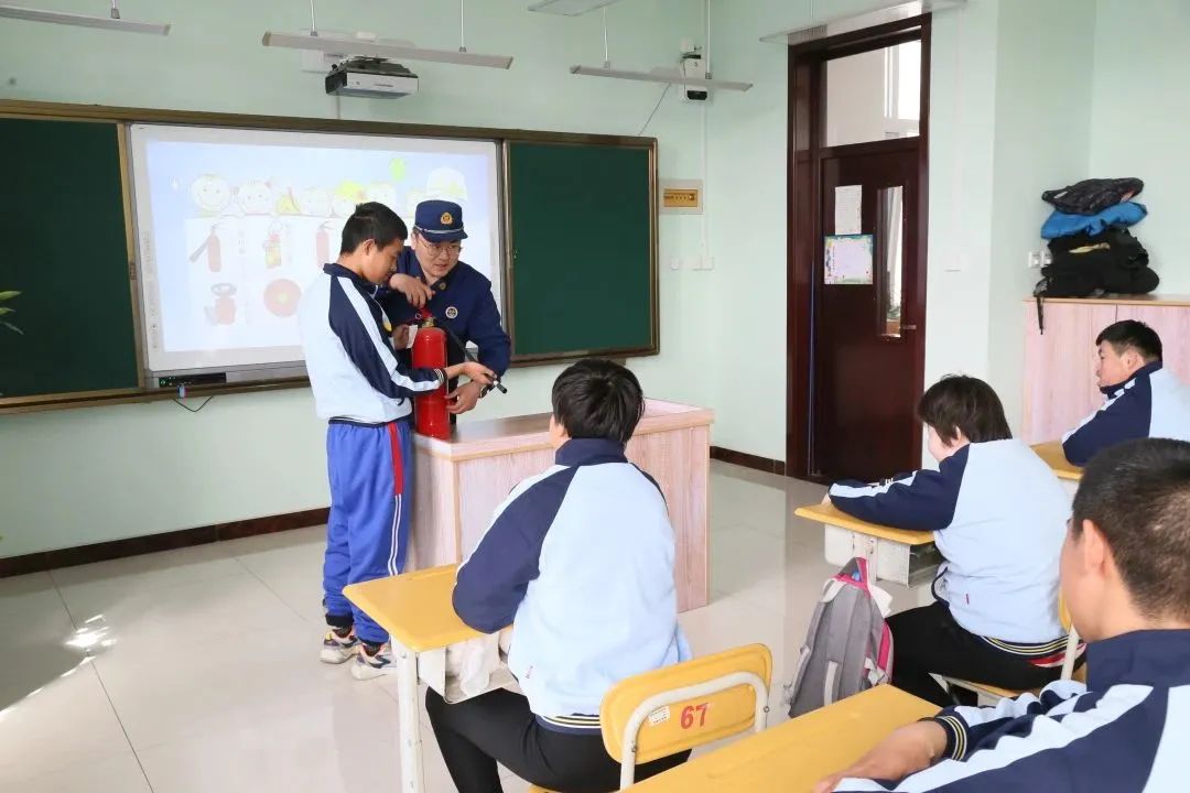 消防安全伴你童行知识小课堂,安全童行消防演练