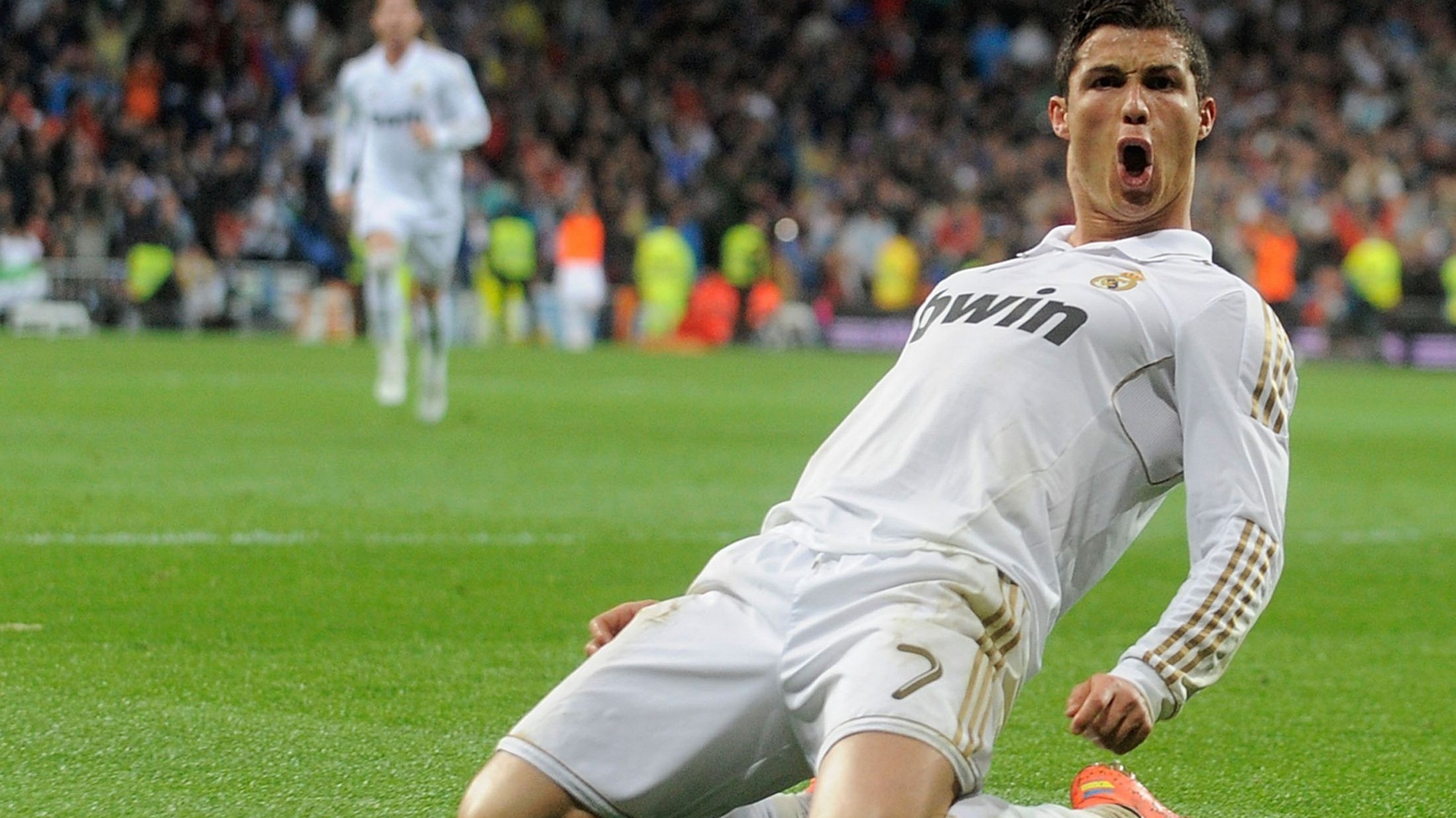 c罗年薪2亿欧为啥没有詹姆斯高,c罗凭什么那么红