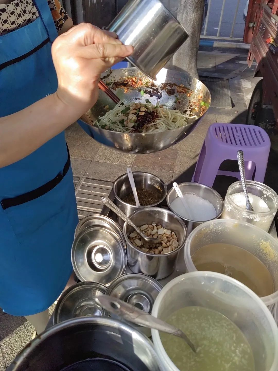 冰粉跟凉面哪个生意更好,夏天卖冰粉和凉面哪个更挣钱