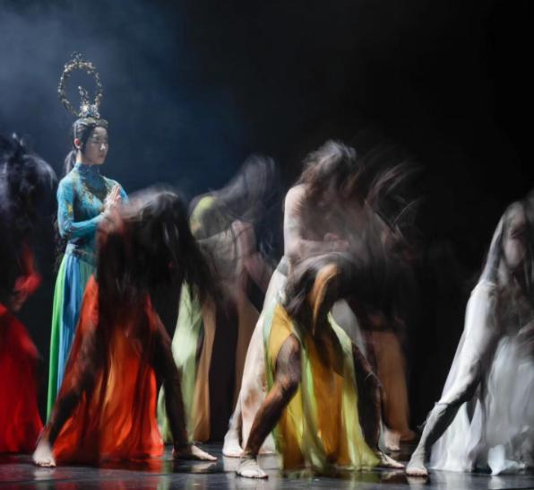 杨丽萍表演再度引争议男舞者,杨丽萍舞蹈被指不雅