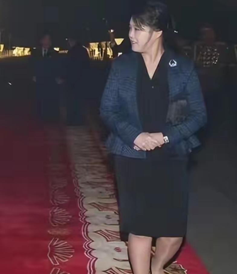 朝鲜第一夫人甘当女儿绿叶！戴导弹项链，旺夫脸比韩国夫人美多了