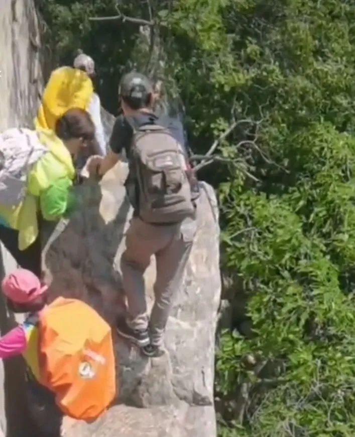 20230513嵩山月亮坡四号线溜腿，旁边的小山脊又出意外了