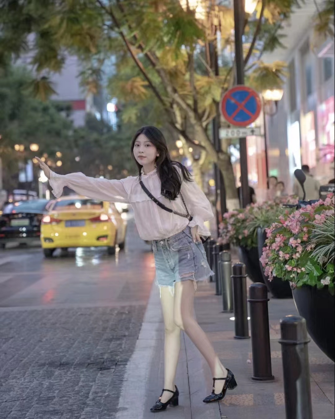 红色牛仔短裤搭配什么颜色上衣,微胖牛仔短裤搭配什么上衣