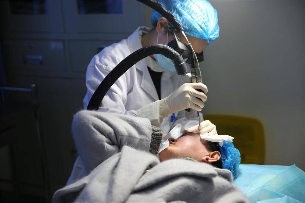 脖子上长很多丝状小肉球怎么办？医生：教你根除丝状疣和皮赘方法