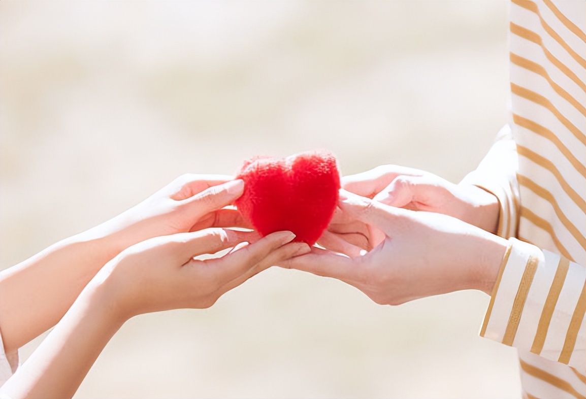 送礼物给喜欢的人什么最合适,送礼物要用心要送对方喜欢的