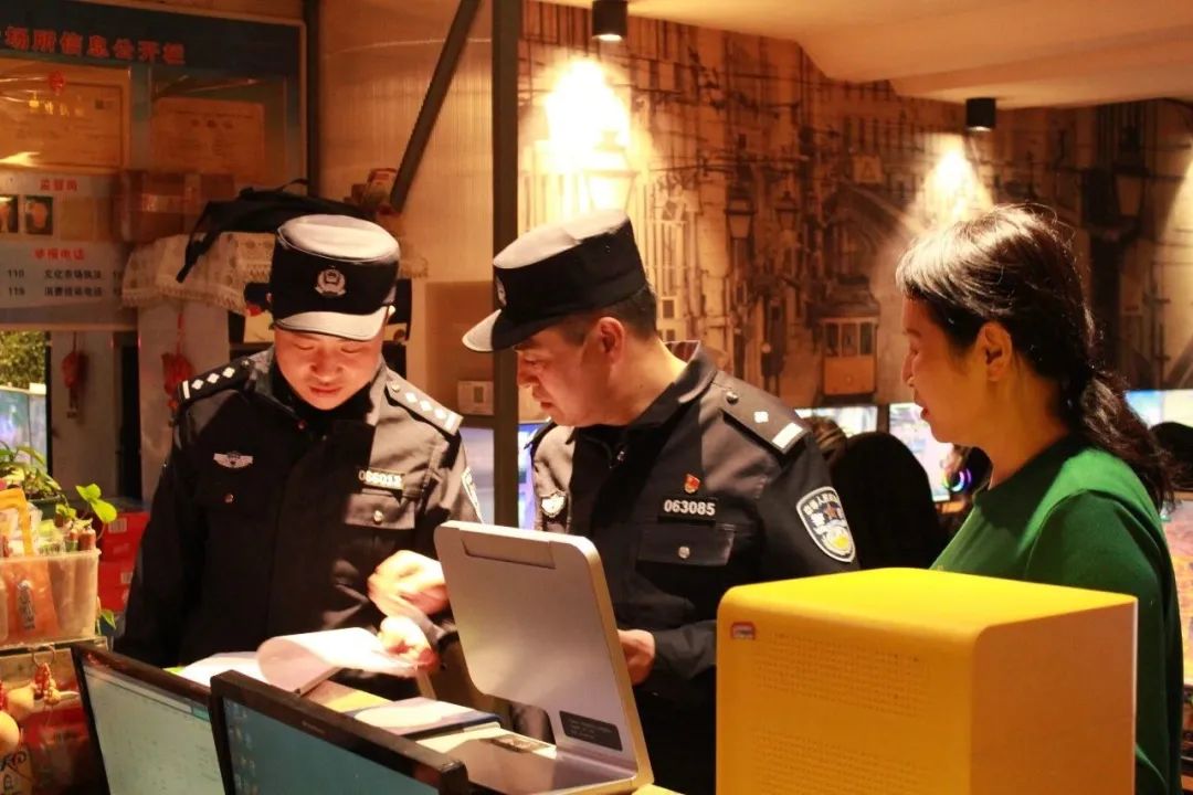 公安在岗守护一方平安,我在岗位上五一我在岗公安不打烊