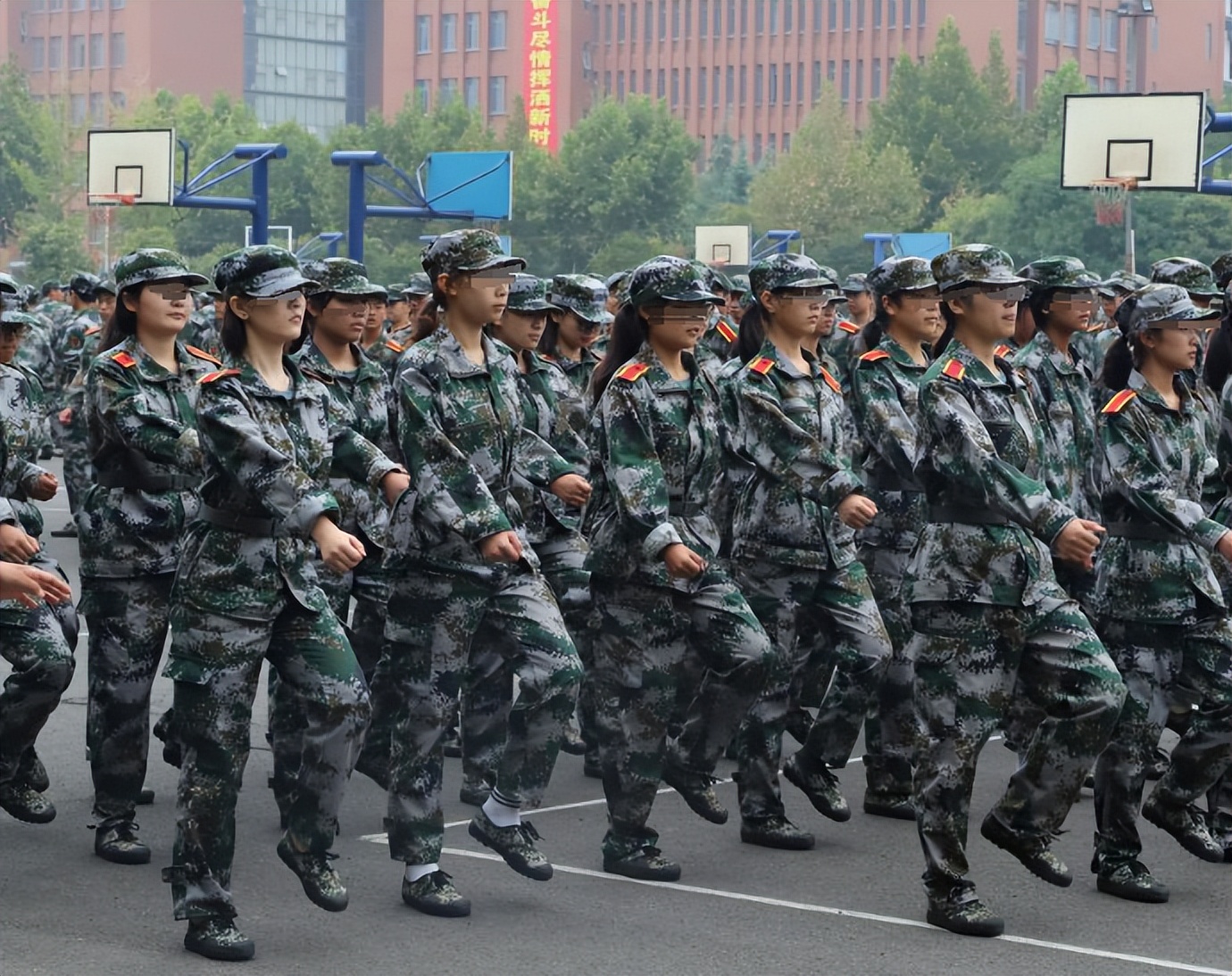 女生军训跳舞走光仍露球表演，2m视频被卖疑网红炒作,5所大学受累