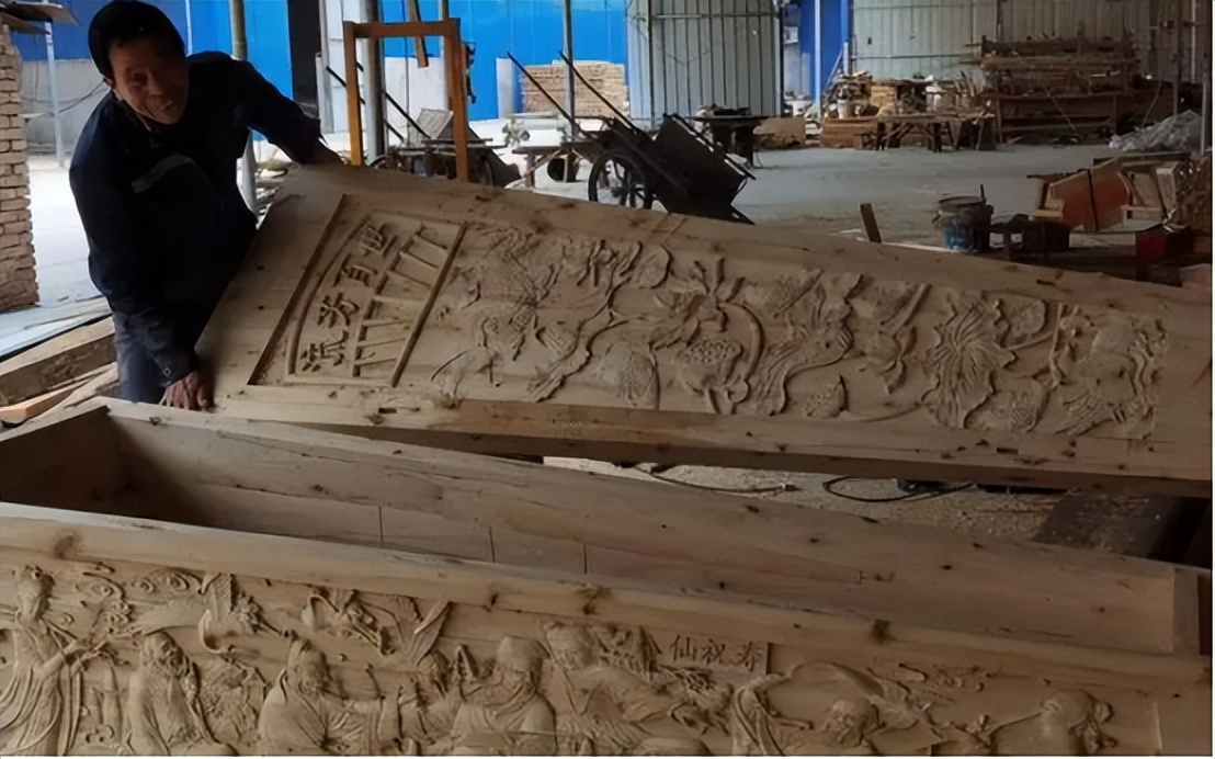 农民老木工做棺材视频,山西农民大哥做棺材