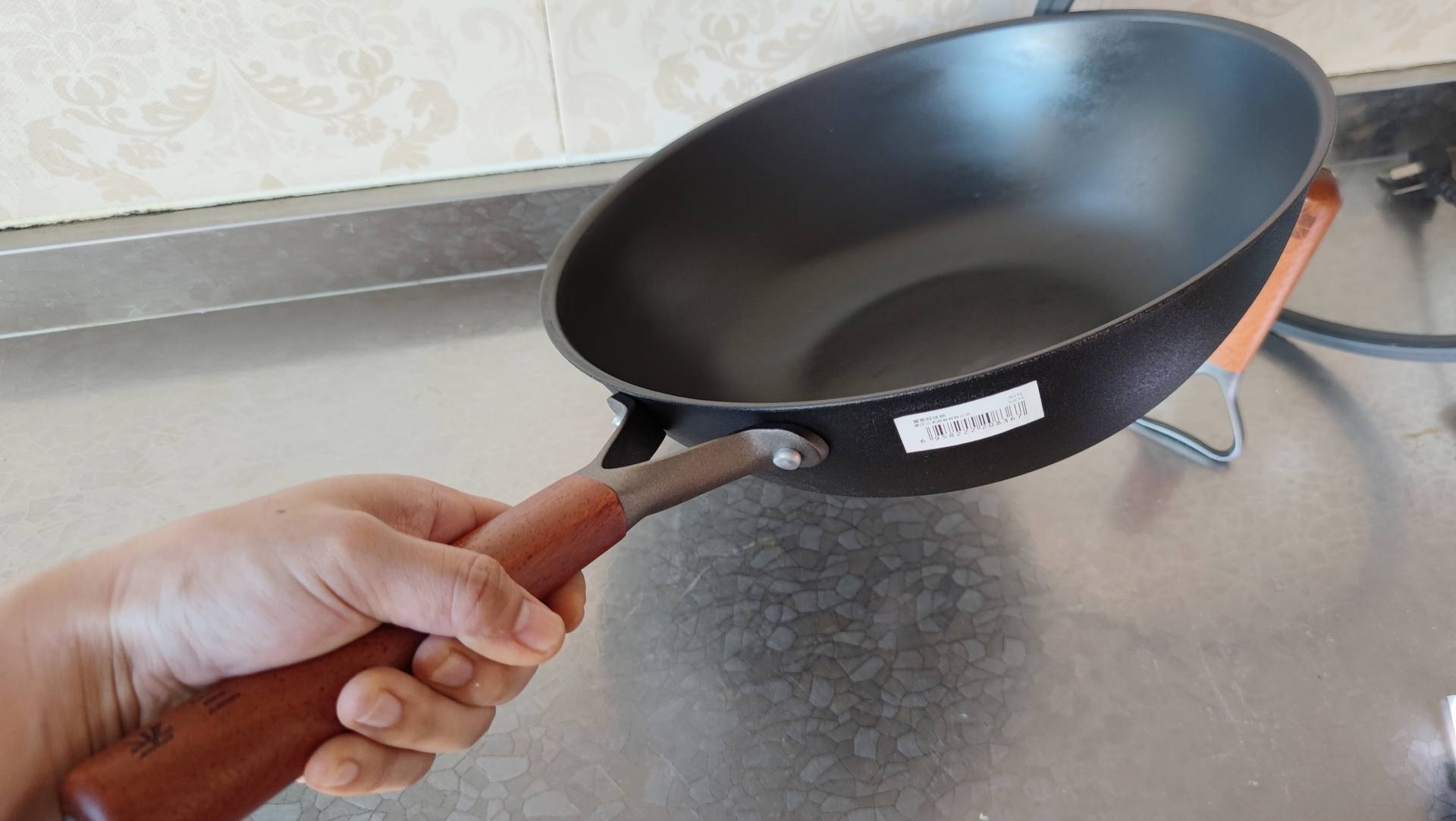 什么铁锅炒菜不易糊锅,铁锅怎么炒菜不容易糊