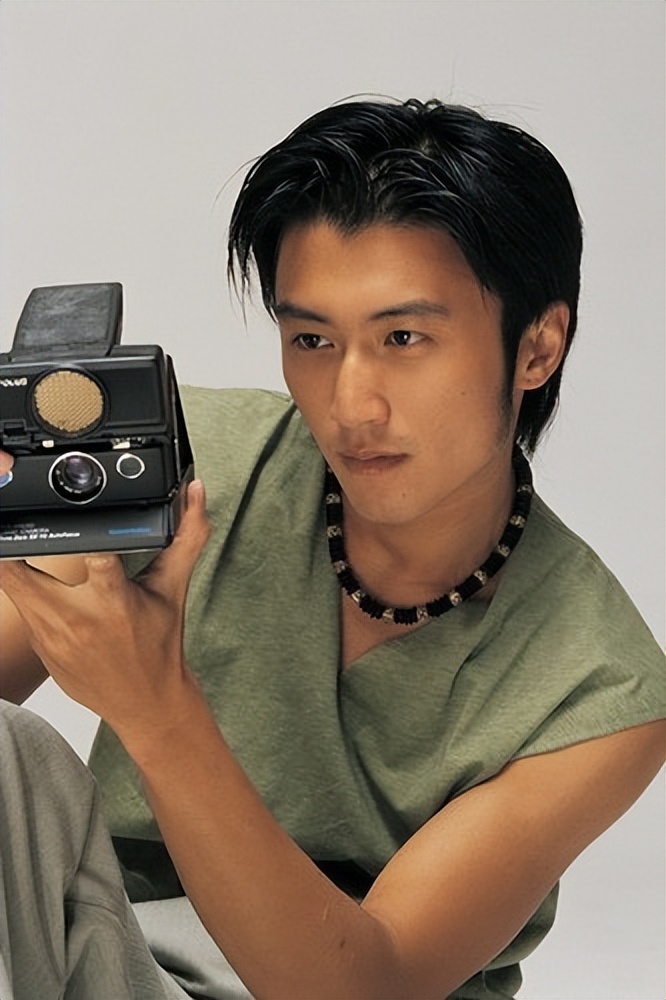 谢霆锋出道当歌手的时候,谢霆锋出道就做主角吗